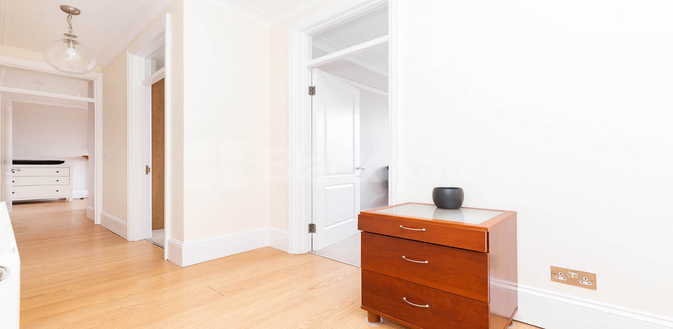 Super recently refurbished 3 bed 2 bath minutes to Baker Street Tube.   Melcombe Court, Dorset Square, Baker Street